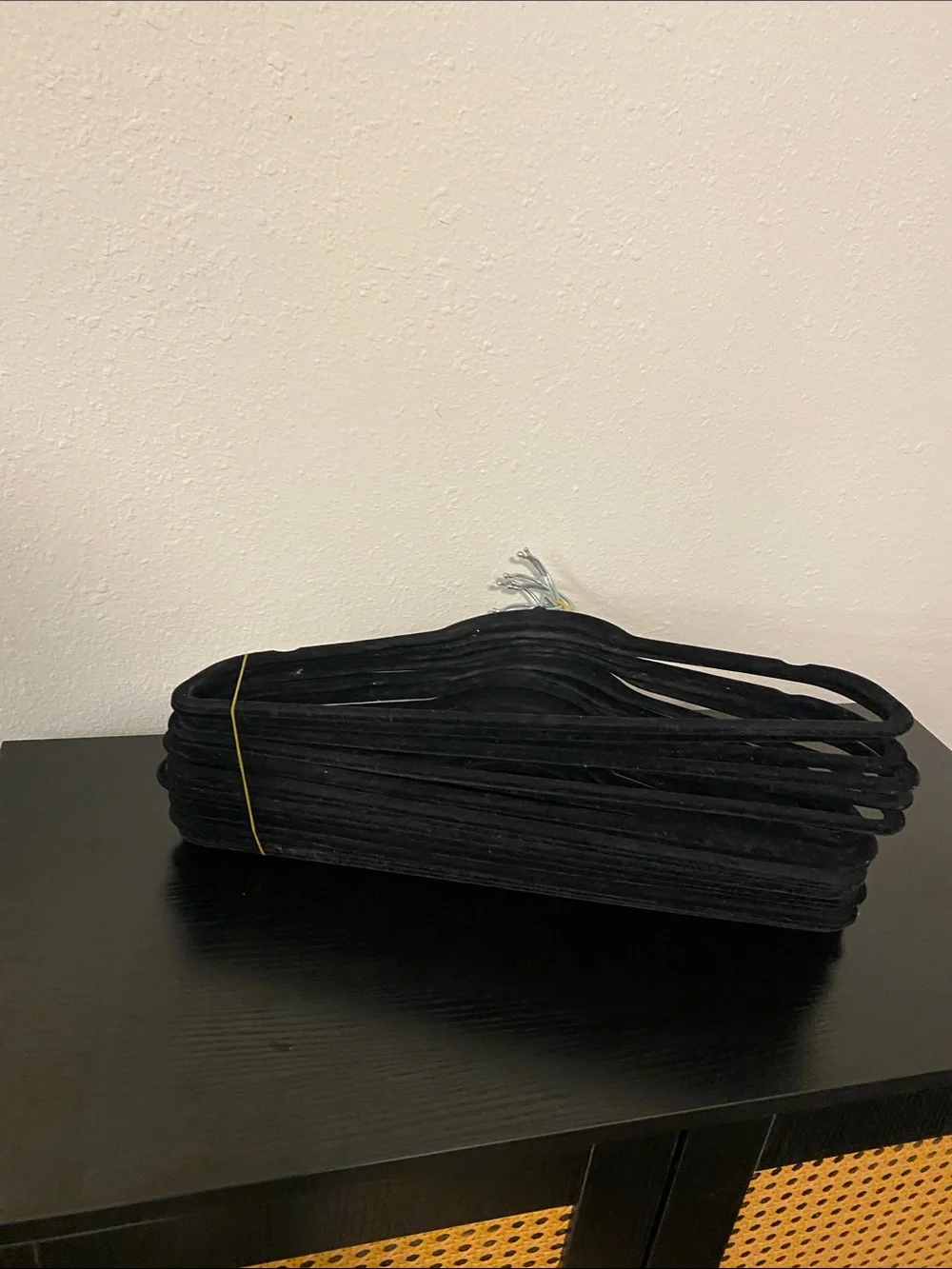 24 Black Velvet Non-Slip Clothing Hangers - Set